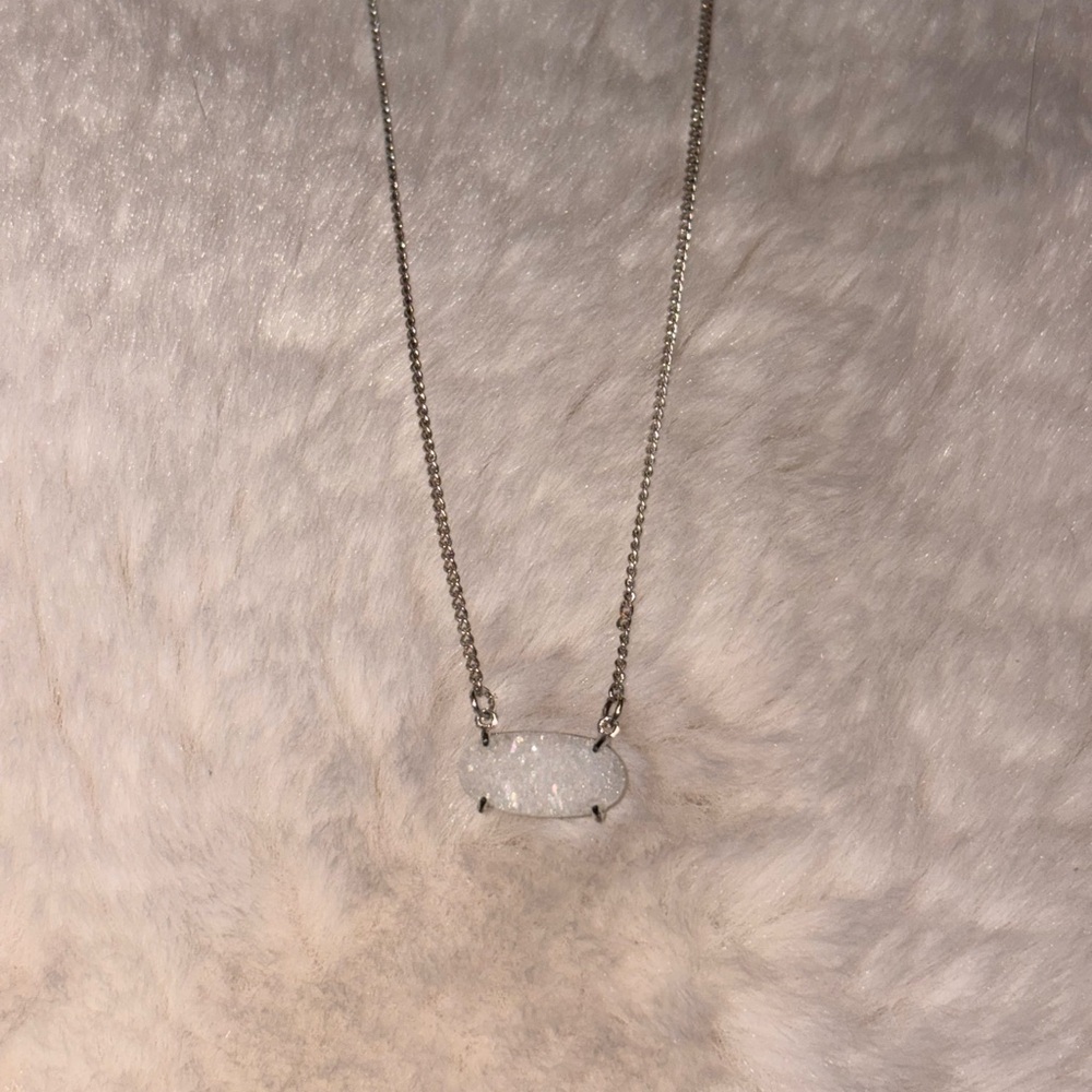 Chic Silver Necklace with White Gemstone